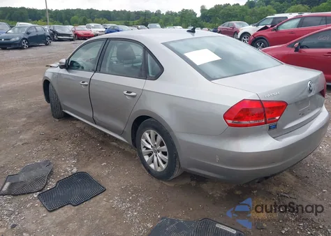 2014 Volkswagen Passat 2.5L Wolfsburg Edition z USA, uszkodzony, nr VIN 1VWAP7A38EC019075